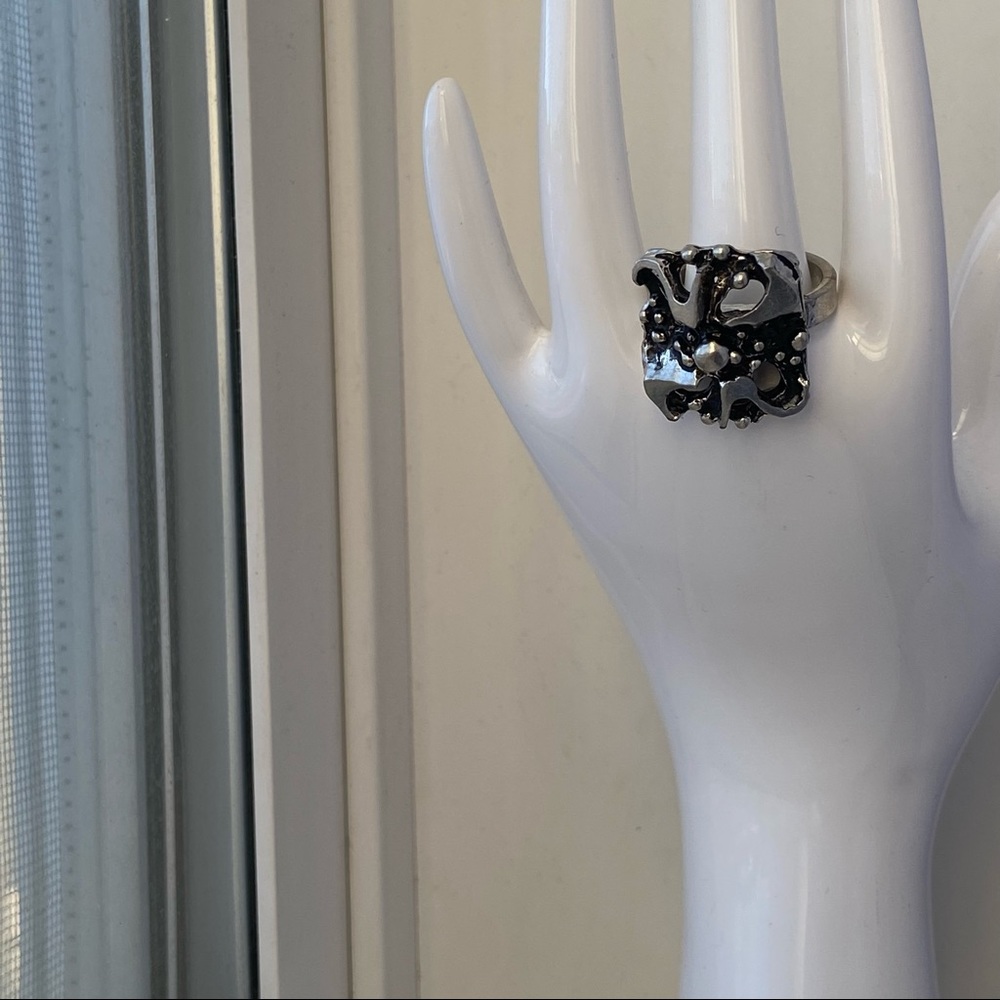 Silver tone oxidized unisex adjustable ring. Size 7. Great Pre-owned condition.